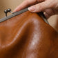 Borsa a tracolla da donna con chiusura a scatto e manico superiore