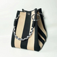 👜✨ Borsa secchiello in maglia – righe chic, capiente, perfetta per le vacanze!